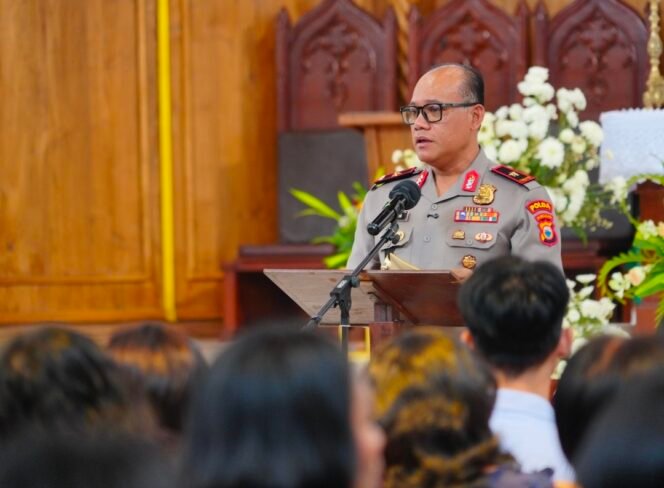 
Wakapolda Sulsel Ajak Jemaat Katedral Makassar Waspadai Hoaks dan Scam Online