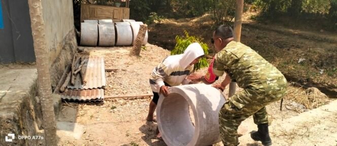 
Babinsa Koramil 1417-11/Poasia Bantu Warga Turunkan Material Jembatan Tahap VIII di Mokoau