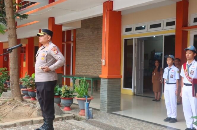 
 Jadi Pembina Upacara, Kapolres Torut Ajak Siswa SMAN 1 Disiplin dan Tertib Berlalu Lintas