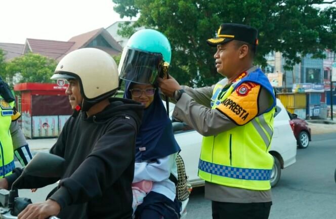 
 Kapolresta Kendari Turun ke Jalan, Atur Lalu Lintas dan Bagikan Helm Gratis