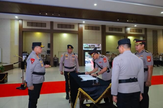 
 Kapolda Sulsel Pimpin Sertijab Karolog dan Kabidkeu, Dorong Penguatan Kinerja Organisasi
