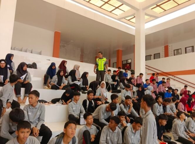 
 Babinsa Koramil 1417-08/Mandonga Dampingi Bina Disiplin Siswa SRT 2 Kendari