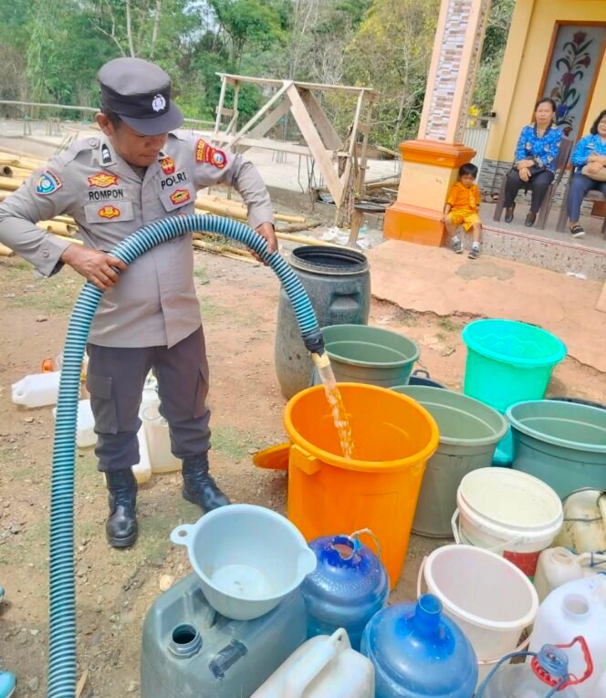 
 Bhabinkamtibmas Polsek Sopai Salurkan 4.000 Liter Air Bersih untuk Warga Langda Torut