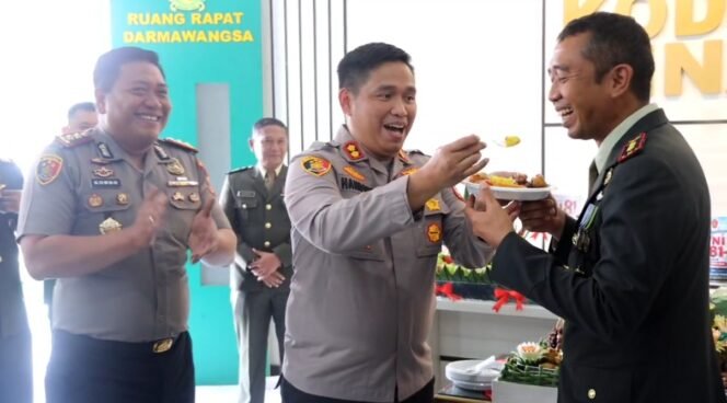 
Kapolres Mitra Hadiri Syukuran HUT TNI ke 81 di KODIM 1302 Minahasa