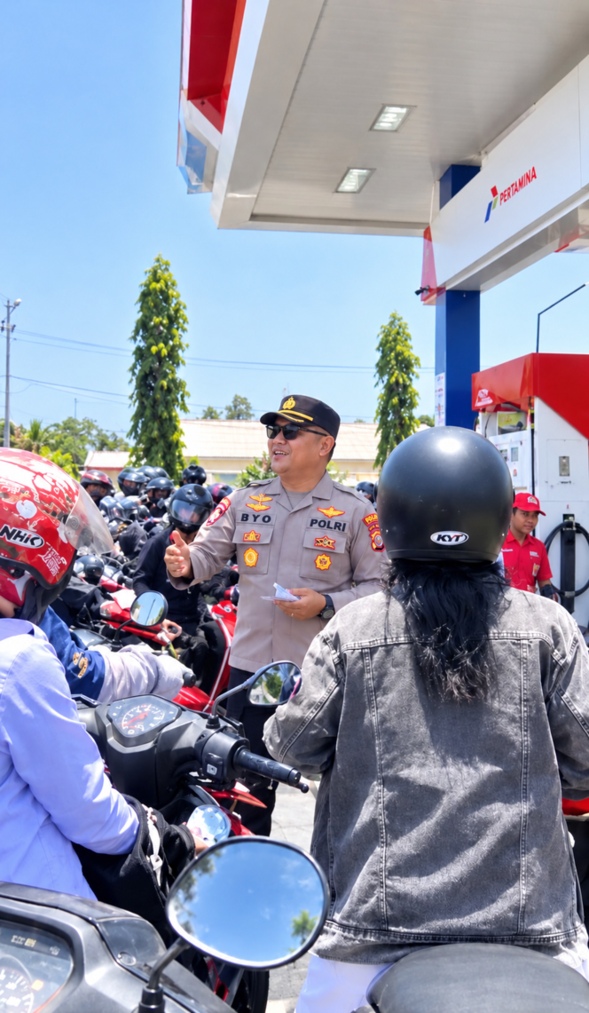 
Di Tengah Panasnya Antrean  BBM, BYO Polisi Polres Rote Ndao Rogoh Uang  Pribadi Beli AQUA! Aksinya Di  SPBU Sanggoen Jadi Sorotan Kemanusiaan
