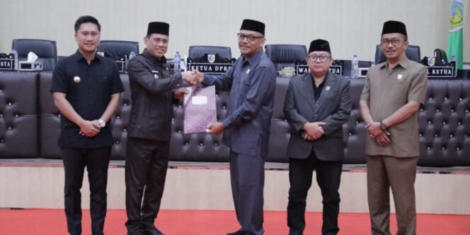 
Wali Kota Weny Gaib dan Wawali Rendy Hadiri Persetujuan KUA Perubahan APBD Kotamobagu 2026