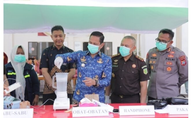 
Wali Kota Weny Gaib Hadiri Pemusnahan Barang Bukti Perkara Inkracht di Kotamobagu